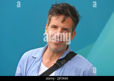 München, Deutschland. 28.. Juni 2022. Tim BERGMAN (Schauspieler), Einzelbild, Einzelbild beschnitten, Porträt, Porträt, Hochformat. ZDF-Empfang/ Treffen in der H`ugo`s Bar anlässlich der Münchner Filmfestspiele am 28.. Juni 2022 Quelle: dpa/Alamy Live News Stockfoto